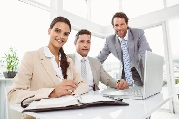 Företag som använder laptop i office — Stockfoto