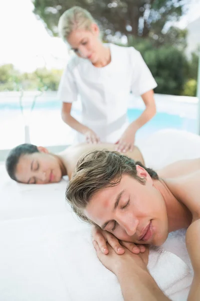 Casal desfrutando de massagem na fazenda de saúde — Fotografia de Stock