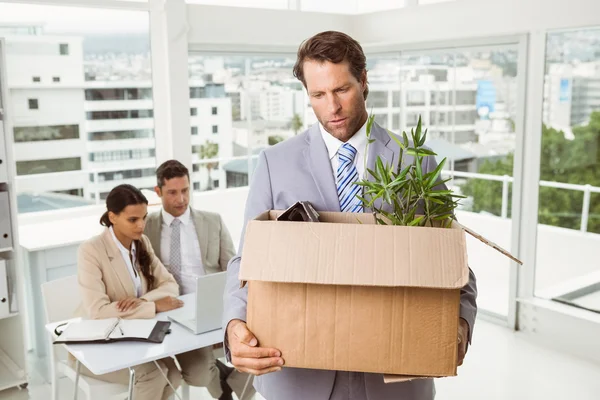 Geschäftsmann trägt sein Hab und Gut in Schachtel — Stockfoto