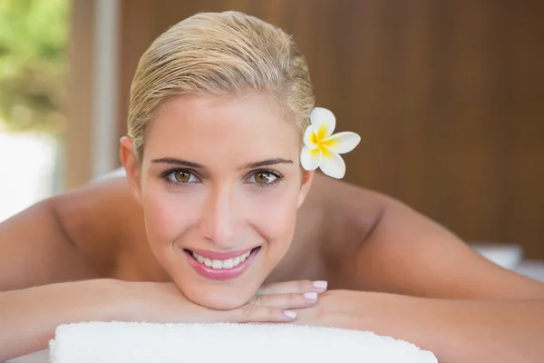 Mulher bonita deitada na mesa de massagem — Fotografia de Stock