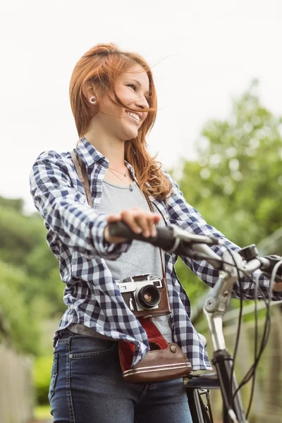 Ruiva de pé ao lado de sua bicicleta — Fotografia de Stock