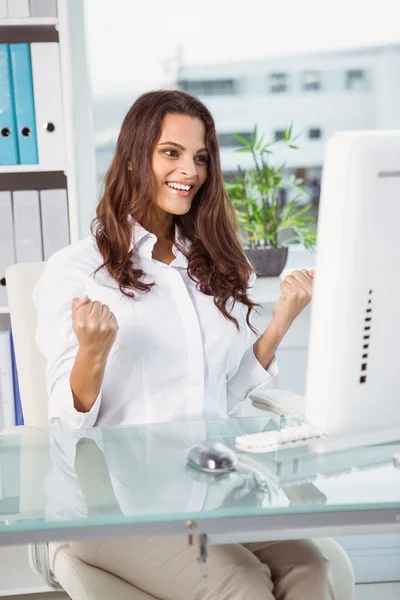 Alegre mujer de negocios animando en la oficina — Foto de Stock