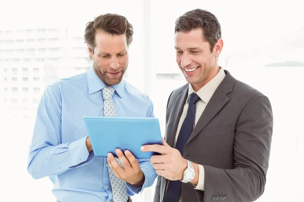 Empresarios usando tableta digital en la oficina — Foto de Stock