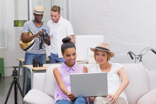 Pessoas de negócios casuais usando laptop — Fotografia de Stock