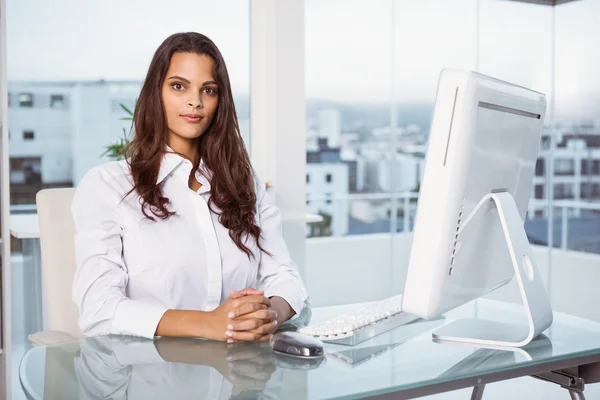 Mulher de negócios bonita na mesa de escritório — Fotografia de Stock