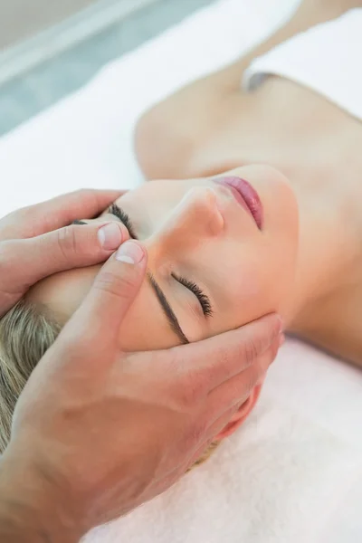 Mulher atraente recebendo massagem na cabeça — Fotografia de Stock
