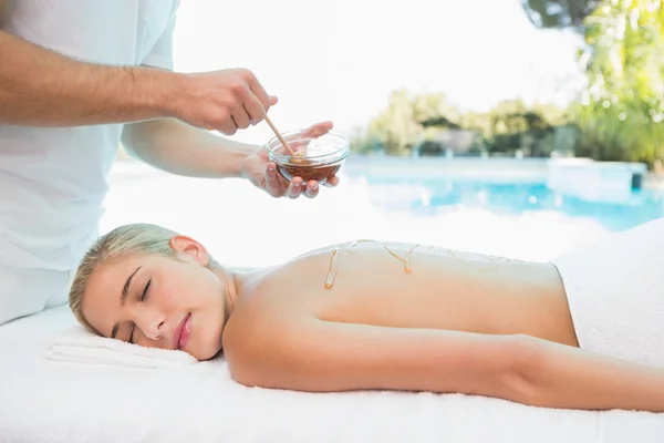 Woman receiving spa treatment with honey — Stock Photo, Image