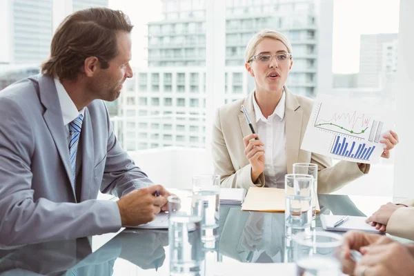 Jonge zakenlui in de vergadering van de kamer van de Raad — Stockfoto