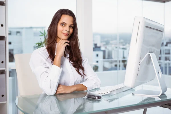 Schöne Geschäftsfrau am Schreibtisch — Stockfoto