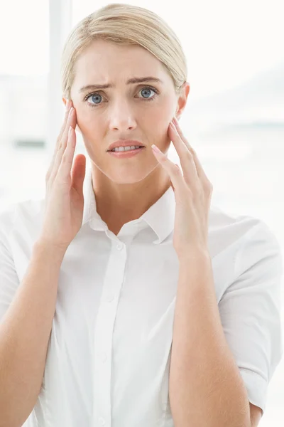 Junge Geschäftsfrau mit Kopfschmerzen — Stockfoto