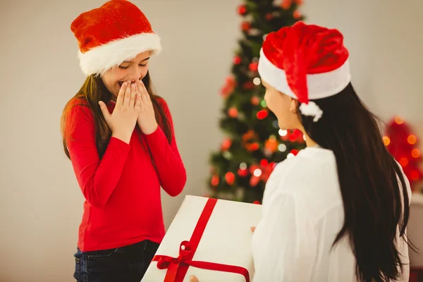 Mamma ger sin dotter en julklapp — Stockfoto