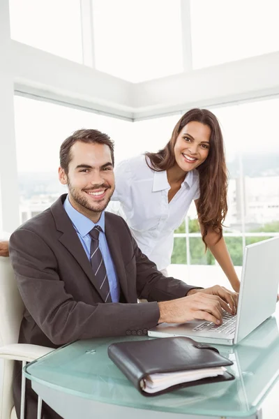 Les gens d'affaires utilisant un ordinateur portable au bureau — Photo