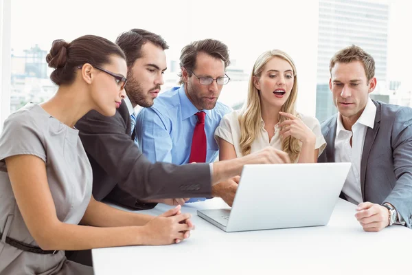 Gente de negocios usando computadora portátil en la oficina —  Fotos de Stock