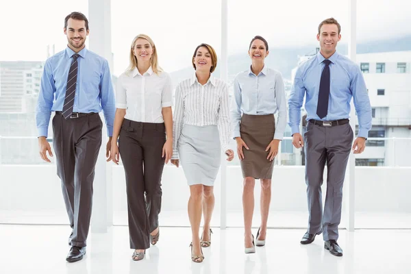 Empresários caminhando juntos no escritório — Fotografia de Stock