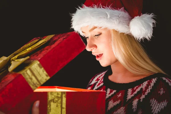 Festliche Blondine öffnet ein Geschenk — Stockfoto