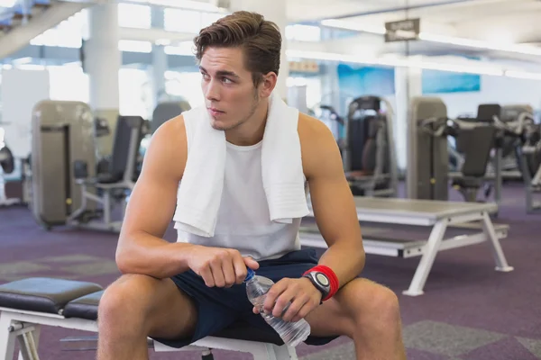 Hombre en forma tomando un descanso de hacer ejercicio —  Fotos de Stock