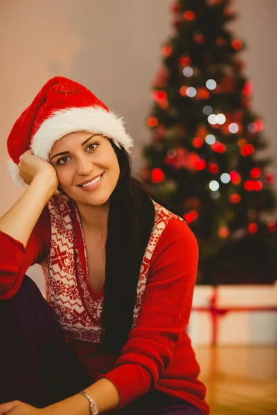 Brune festive souriant à la caméra — Photo