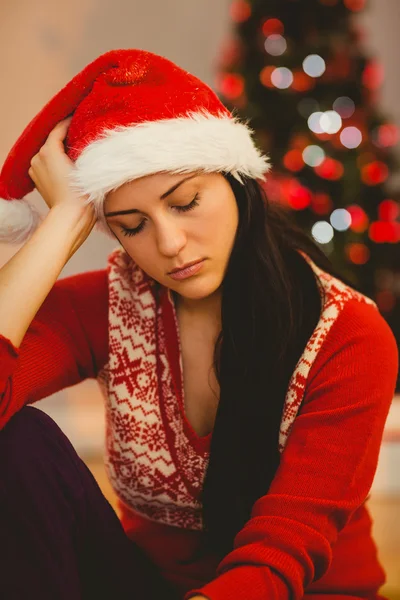 Festlig brunett kännanden ledsen vid jul — Stockfoto