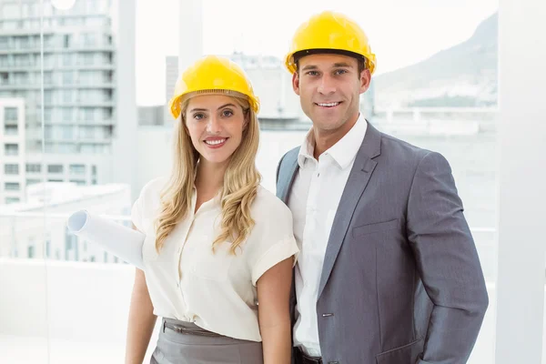 Portrait of colleagues wearing hard hats — Stock Photo, Image