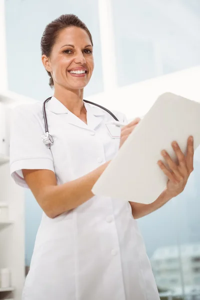 Женщина-врач держит планшет в медицинском кабинете — стоковое фото