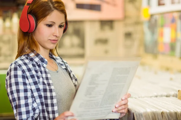 Mosolygó nő hallgat zenét, és a gazdaság vinylek — Stock Fotó