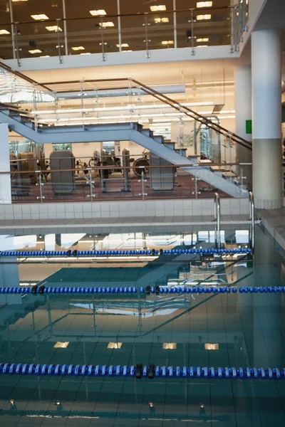 Leeres Schwimmbad mit Spurmarkierungen — Stockfoto