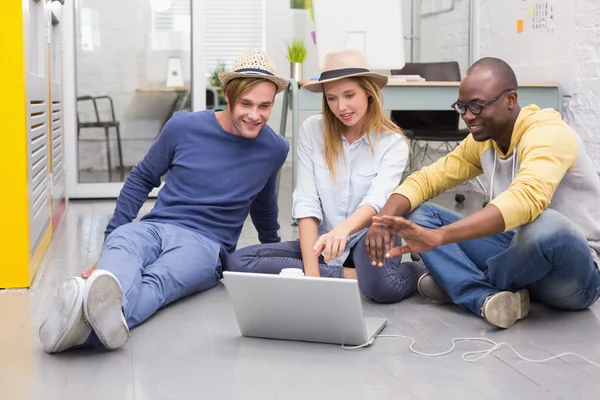 Colleghi casuali che utilizzano tablet digitale sul pavimento — Foto Stock