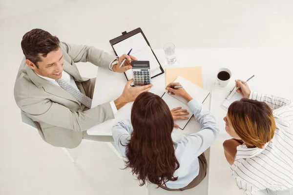 Mensen uit het bedrijfsleven in vergadering op kantoor — Stockfoto