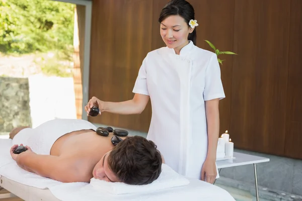 Homme recevant massage pierre — Photo