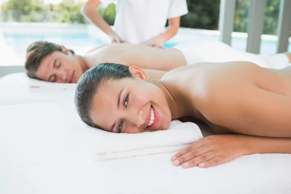 Par njuter av massage på health farm — Stockfoto
