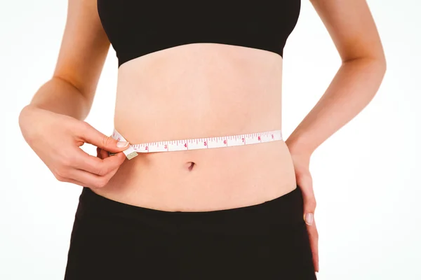 Mujer en forma que mide su cintura — Foto de Stock
