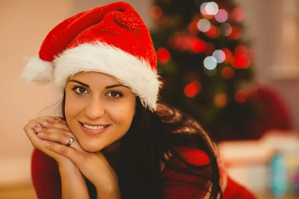 Feestelijke brunette glimlachen op camera — Stockfoto