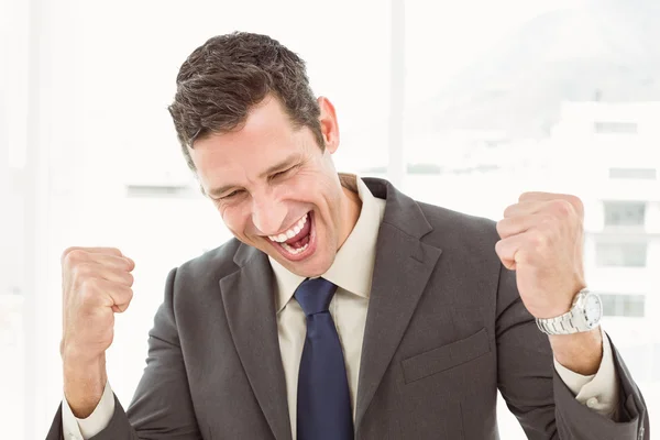 Веселый бизнесмен аплодирует в офисе — стоковое фото