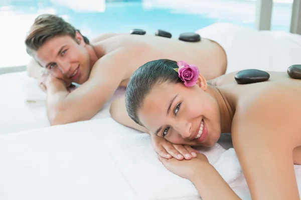 Casal desfrutando de massagem de pedra na fazenda de saúde — Fotografia de Stock