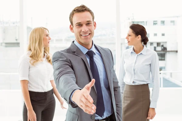 Empresario con colegas detrás en la oficina —  Fotos de Stock