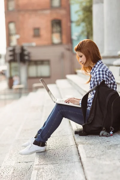 Νεαρός φοιτητής χρησιμοποιώντας το laptop της για τη μελέτη εκτός — Φωτογραφία Αρχείου