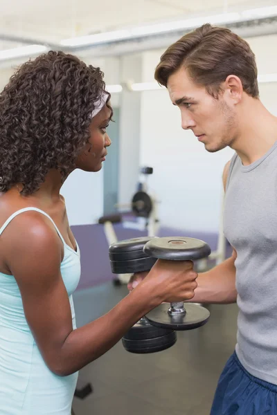 Fit couple lifting dumbbells together — Stock Photo, Image