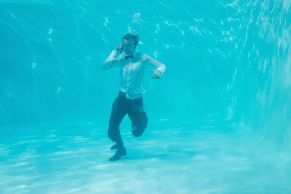 Jeune homme nageant sous l'eau — Photo