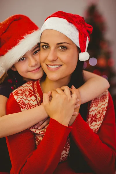 Świąteczny matka i córka uśmiecha się do kamery — Zdjęcie stockowe