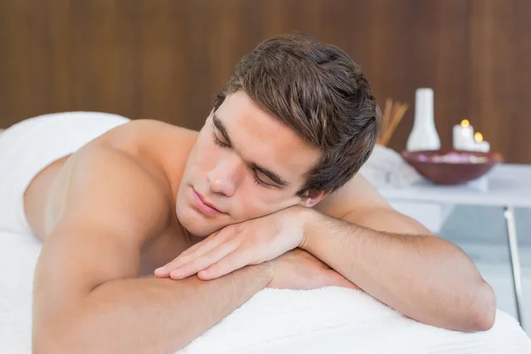Homem deitado na mesa de massagem — Fotografia de Stock