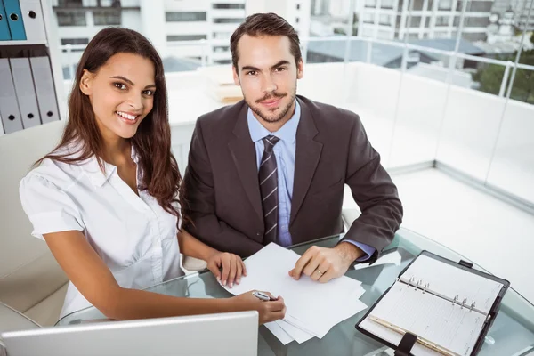 Geschäftsleute treffen sich im Büro — Stockfoto