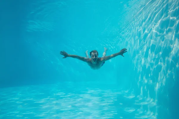 Jovem homem nadando debaixo d 'água — Fotografia de Stock