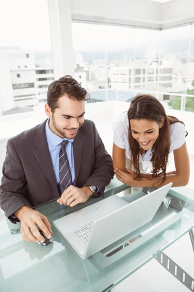 Geschäftsleute nutzen Laptop im Büro — Stockfoto