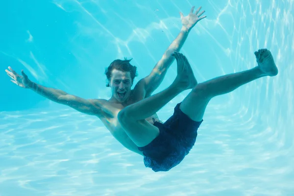 Junger Mann schwimmt unter Wasser — Stockfoto