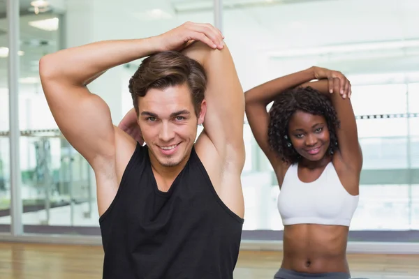 Ajuste pareja calentamiento en colchonetas de ejercicio — Foto de Stock