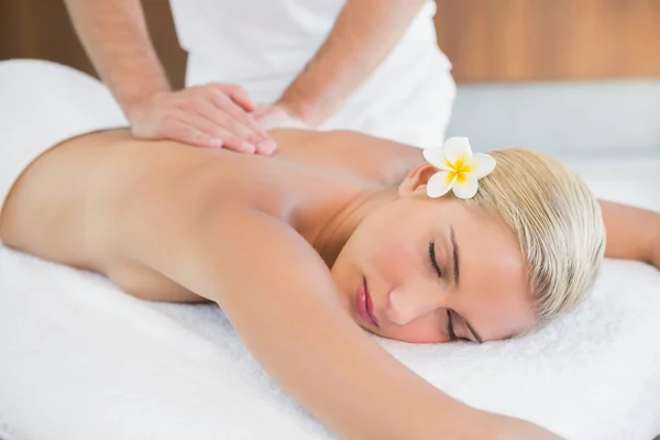 Frau erhält Rückenmassage — Stockfoto