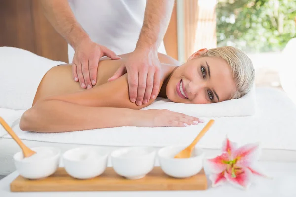 Woman receiving shoulder massage — Stock Photo, Image