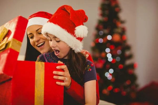 Festival anne ve kızı bir Noel hediyesi açma — Stok fotoğraf