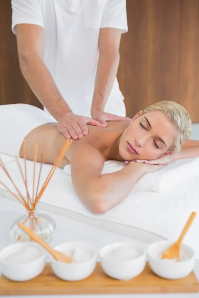 Frau erhält Rückenmassage — Stockfoto