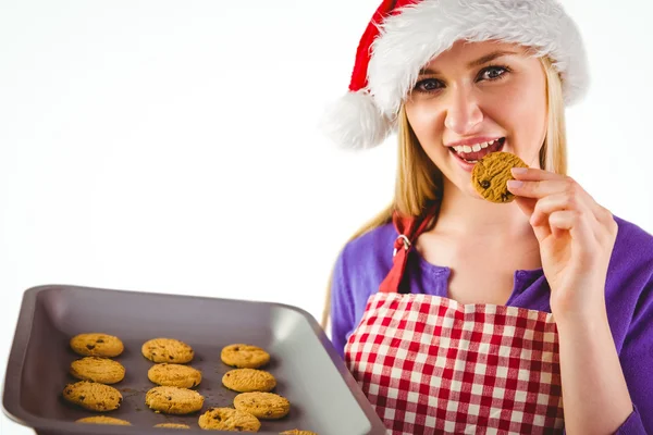 Festlig blondin visar heta cookies — Stockfoto